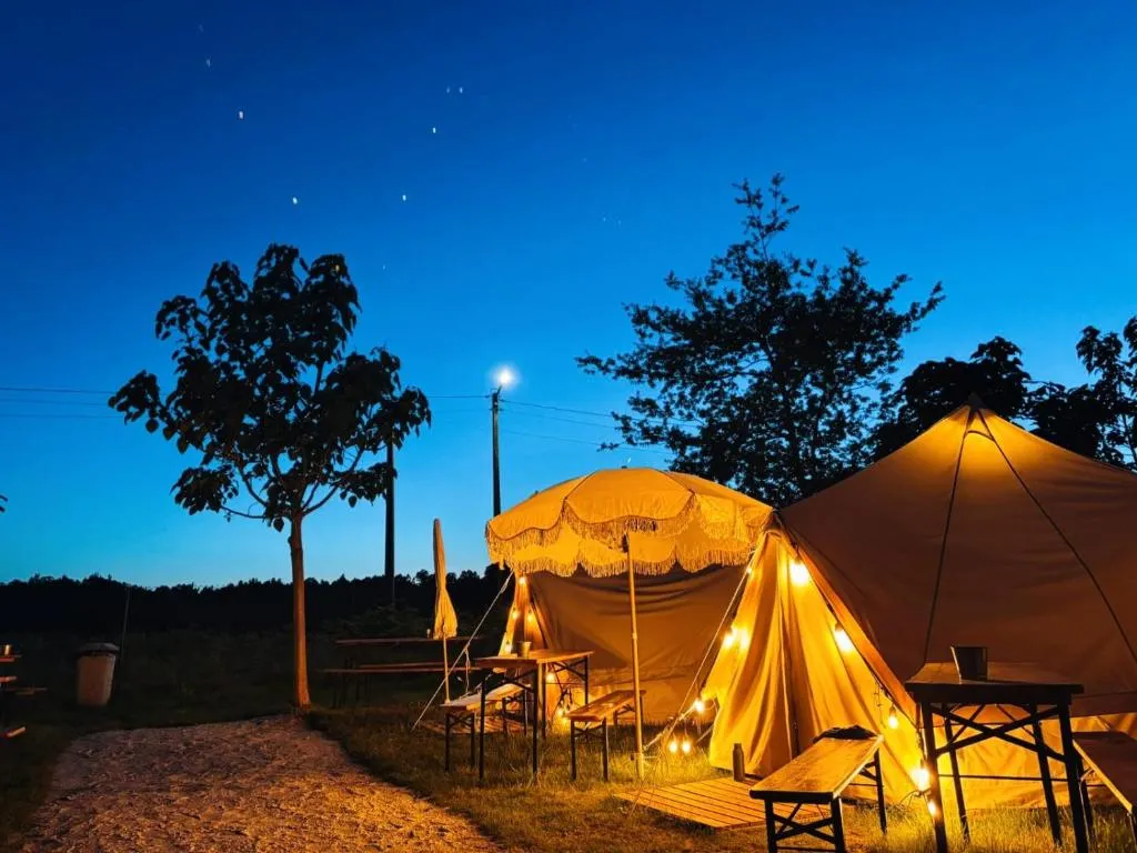 Pilgrim Camp in Rua - O Pedrouzo