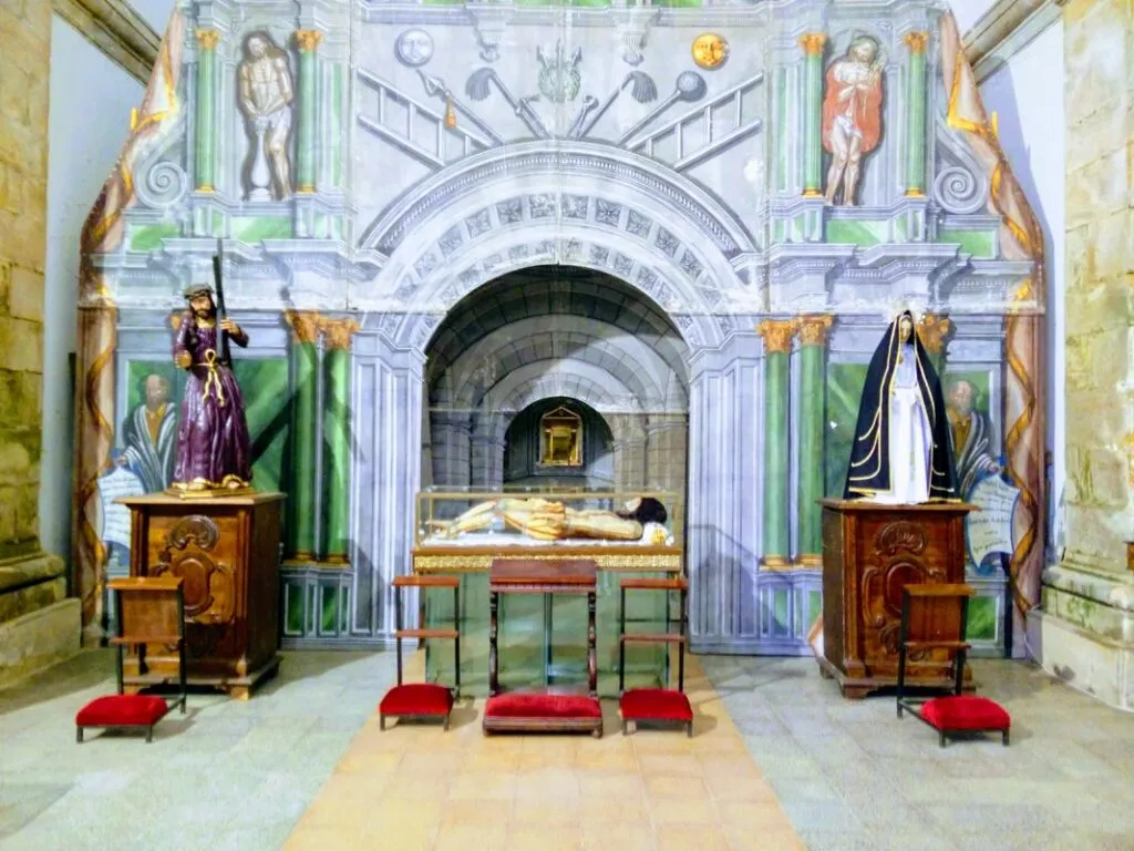 Iglesia S Pedro & M Arte Sagrado — Museo